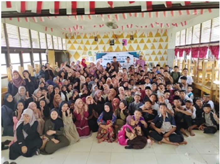 BERSAMA: Foto bersama Peringatan Maulid Nabi Muhammad SAW 1446 H SMPN 1 MHU Ketapang.