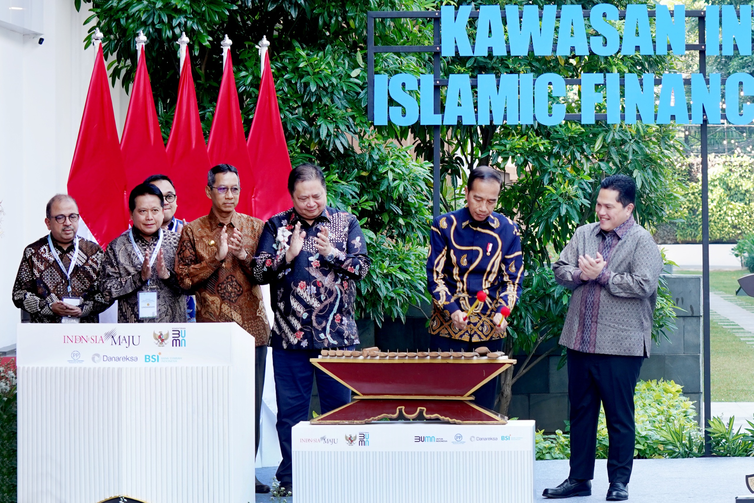 Dirut BSI Dampingi Presiden RI Pukul Gambang Resmikan Kawasan IIFC.