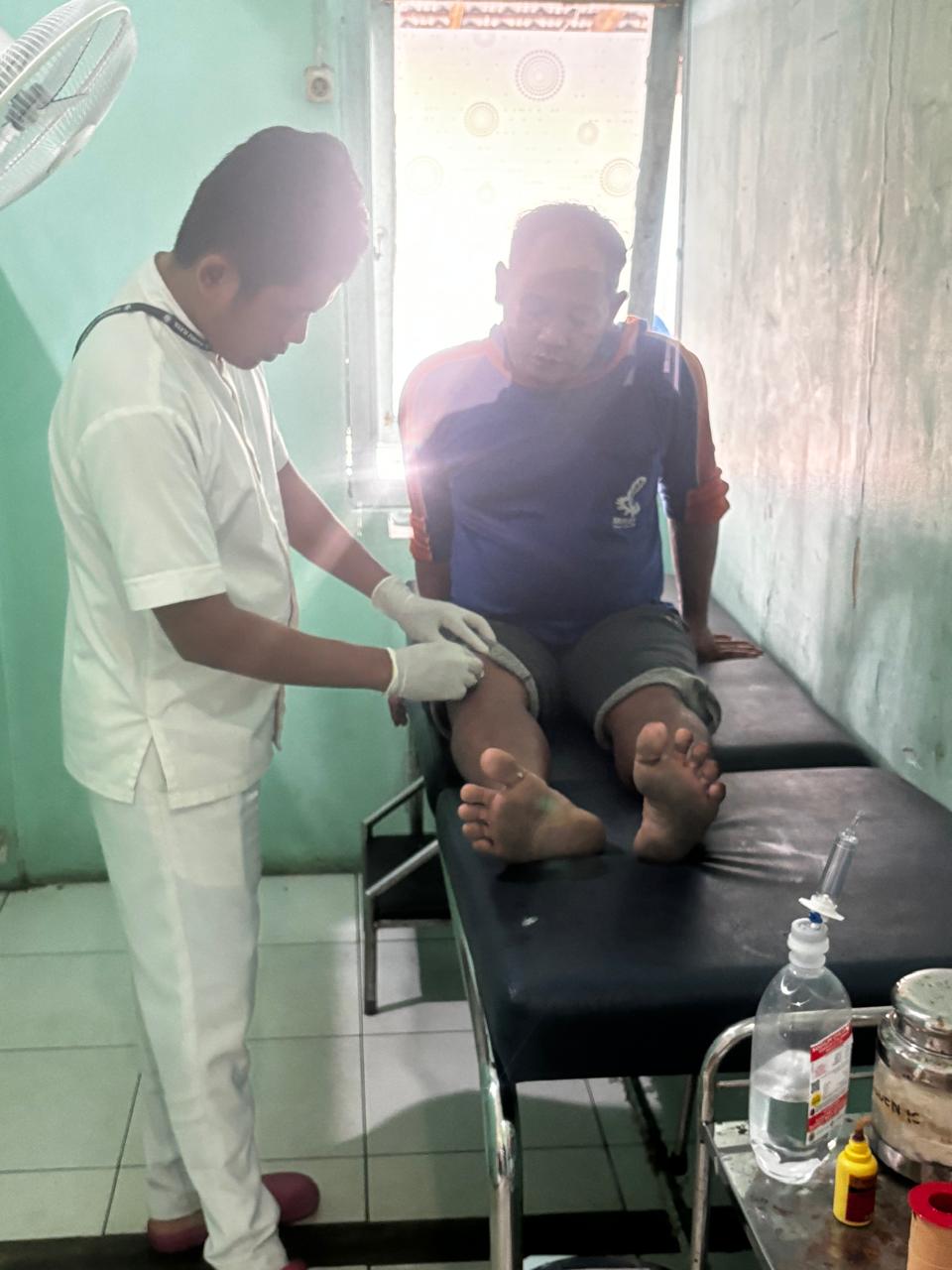 Salah seorang ABK KM Sampoerna 7 dirawat setelah dihantam ombak.