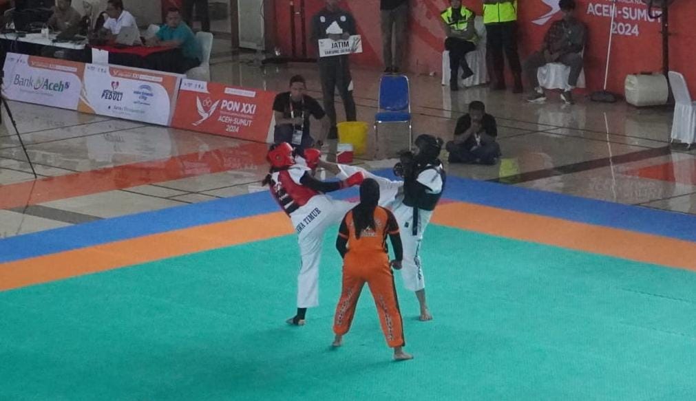 Atlet Kalbar (kanan hitam) menang atas atlet Jatim dan berhasil melaju ke babak final.