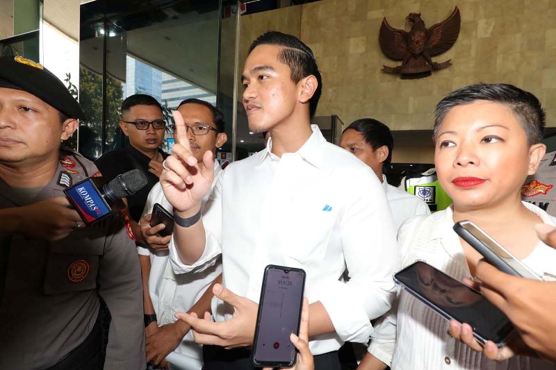 Ketua PSI Kaesang Pangarep berjalan usai memberikan klarifikasi terkait jet pribadi di Gedung ACLC Komisi Pemberantasan Korupsi (KPK), Jakarta, Selasa (17/9). (Fedrik Tarigan/ Jawa Pos)