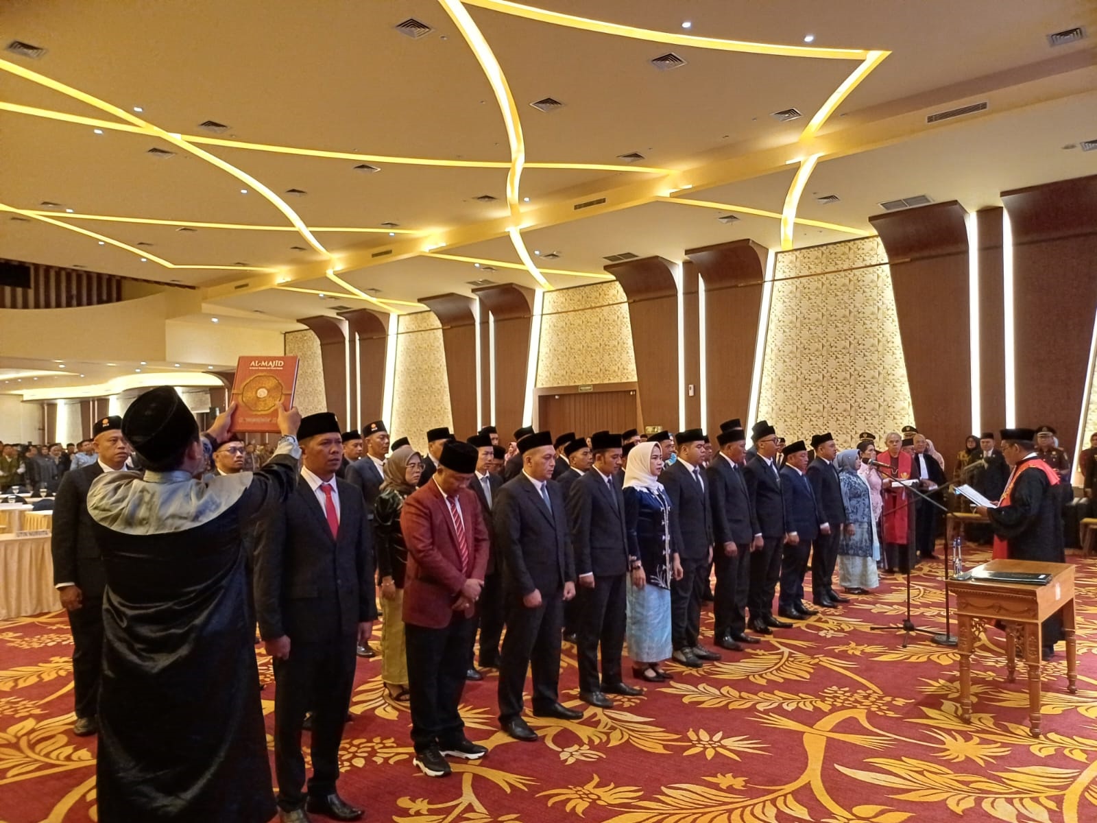 PELANTIKAN: Sebanyak 25 Anggota DPRD Kubu Raya periode 2024-2025 dilantik sekaligus mengikuti pengambilan sumpah dan janji yang dipimpin Ketua Pengadilan Negeri Mempawah, Abdul Azis.