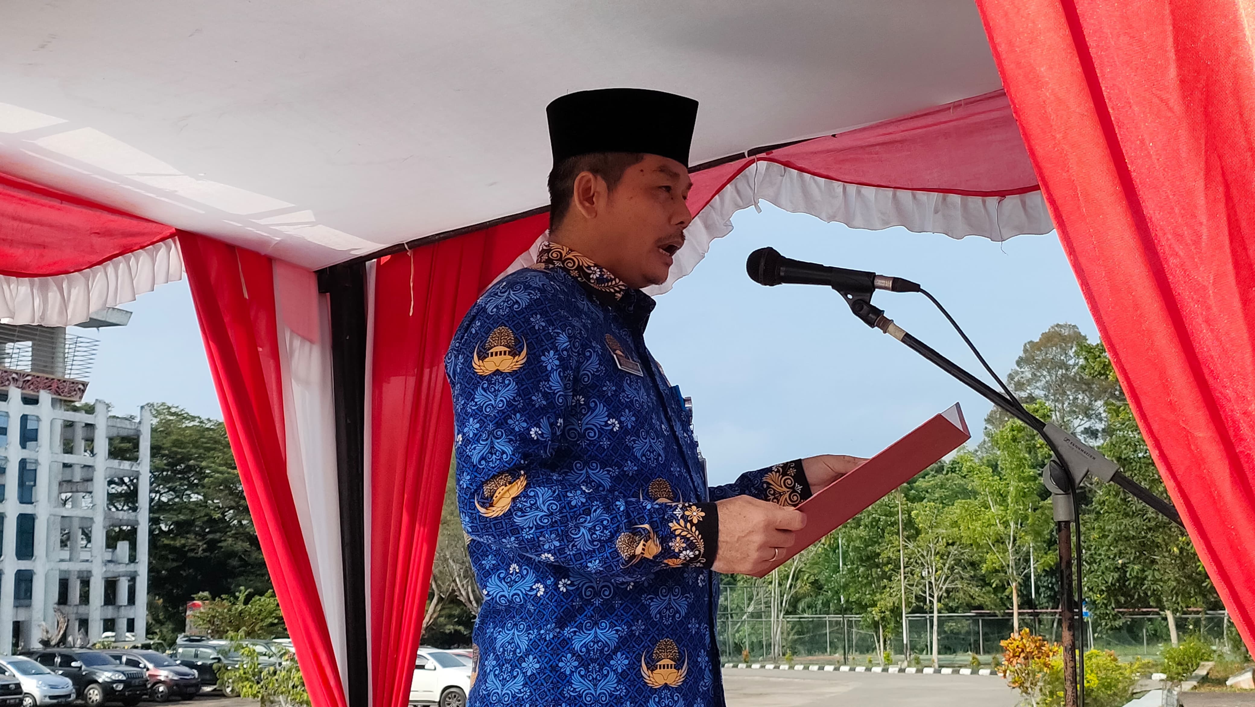 UPACARA: Pj Sekda Landak Heri Adiwijaya saat menjadi inspektur upacara memperingati Hari Kesadaran Nasional di halaman Kantor Bupati Landak.