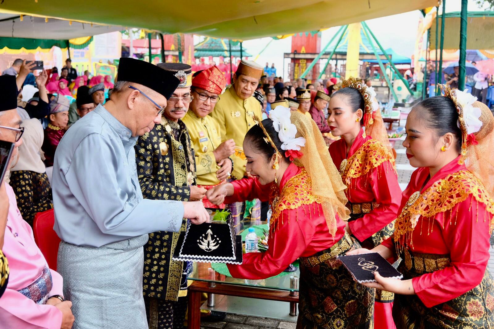 BUDAYA : Bacalon Gubernur Kalbar Sutarmidji saat menghadiri pembukaan Festival Budaya Paradje&rsquo; Pesaka Negeri ke-XVI Keraton Surya Negara Sanggau, Kabupaten Sanggau, Rabu (18/9).