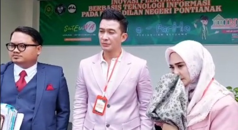 Mandala Shoji bersama istri dan kuasa hukum saat diwawancara wartawan di Pengadilan Negeri Pontianak, Rabu (11/9). (ISTIMEWA)