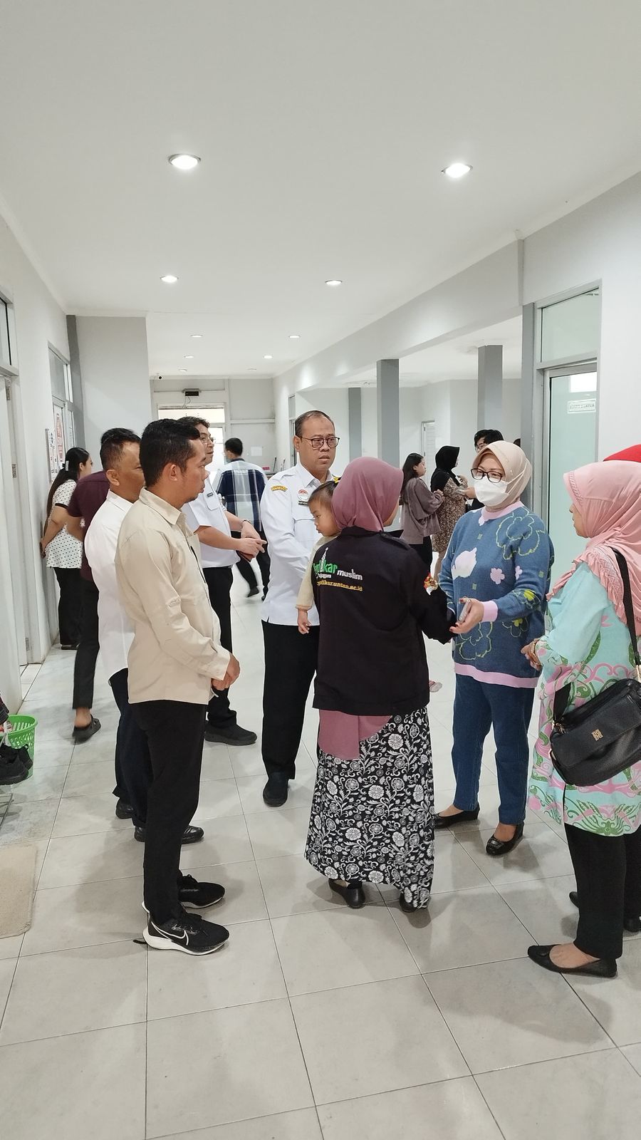 BINCANG : Ketua PMI Kalbar Lismaryani berbincang dengan keluarga korban di RSUD Soedarso, Rabu (18/9).