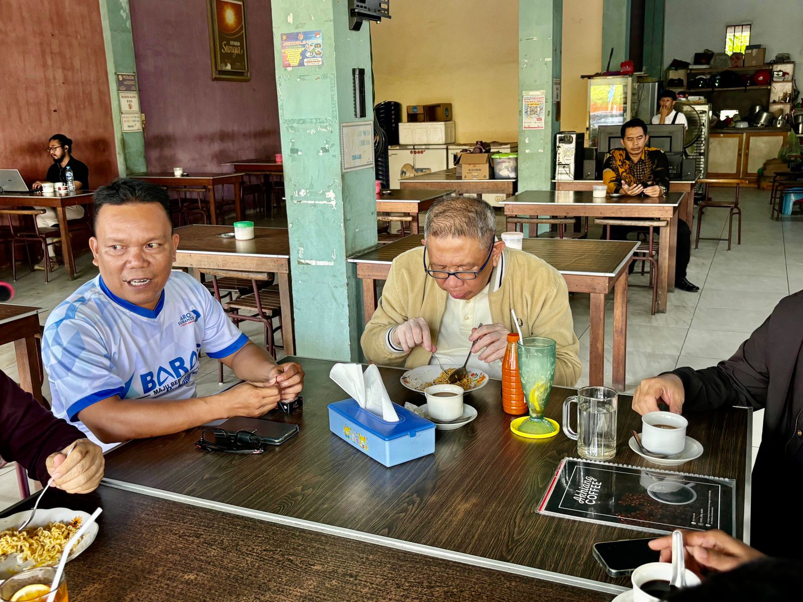 NGOPI : Sutarmidji saat singgah ngopi di Komplek Pasar Baru, Jalan Panglima Naga, Kabupaten Sekadau, Rabu (18/9) siang.