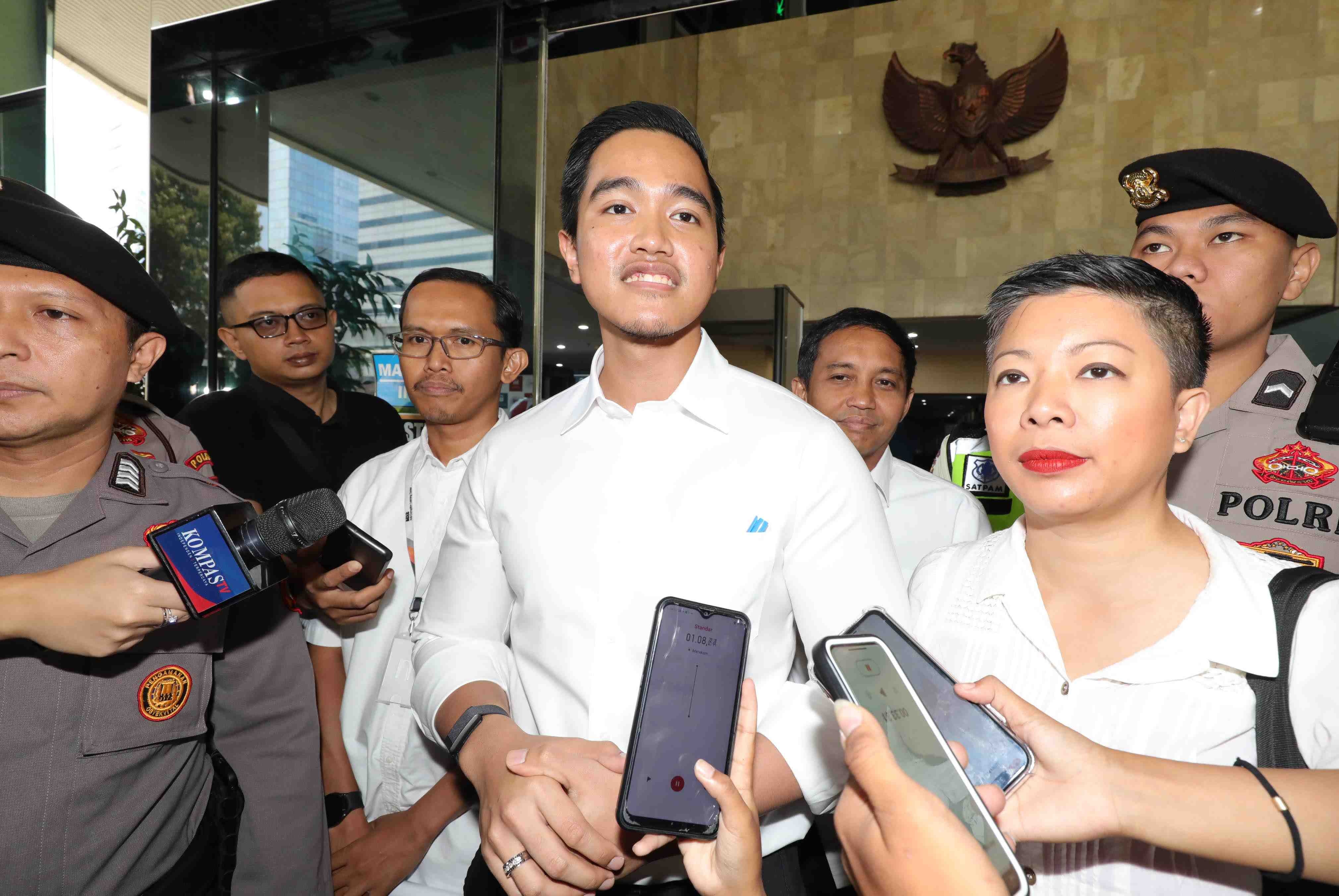 KLARIFIKASI: Ketua Umum PSI, Kaesang Pangarep berjalan usai memberikan klarifikasi terkait jet pribadi di Gedung KPK Jakarta, Selasa (17/9).