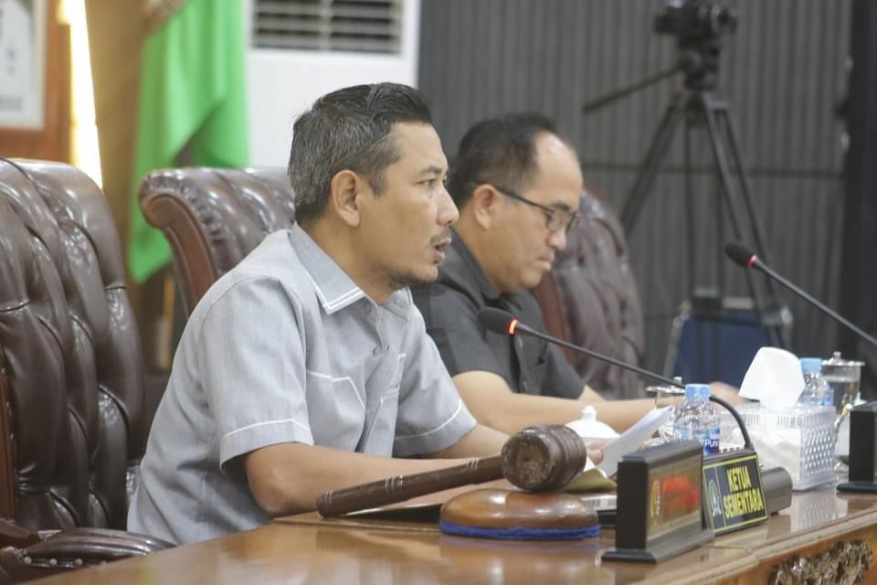 BENTUK FRAKSI: Ketua Sementara DPRD Ketapang, Achmad Sholeh memimpin rapat pembentukan susunan fraksi di DPRD Ketapang, Selasa (17/9).