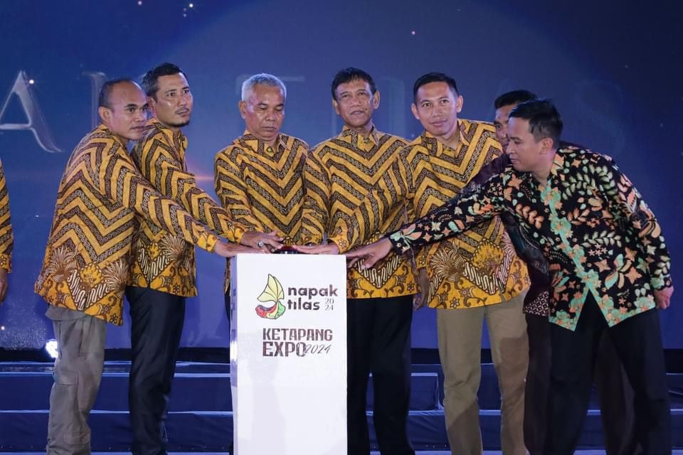 RESMI DIMULAI : Bupati dan Forkopimda Ketapang menekan tombol sirine sebagai tanda dimulainya napak tilas 2024, Senin (16/9) malam.