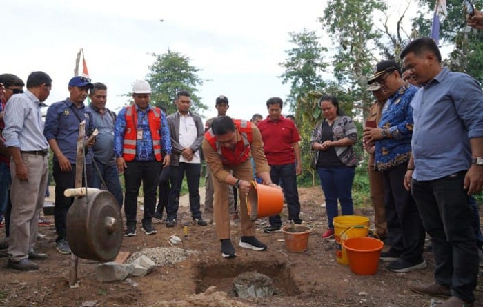 BANGUN JEMBATAN: Peletakan batu pertama pembangunan jembatan Sungai Peniung Kalis oleh Bupati Kapuas Hulu Fransiskus Diaan.