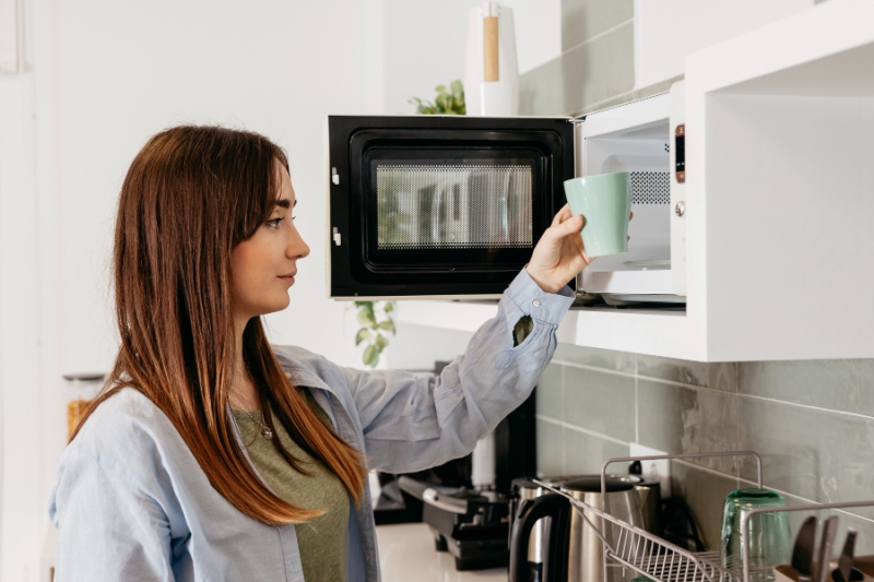 Ilustrasi menggunakan microwave. (FREEPIK)