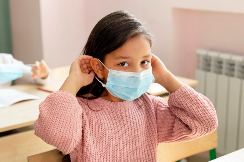 Ilustrasi anak menggunakan masker. (FREEPIK)