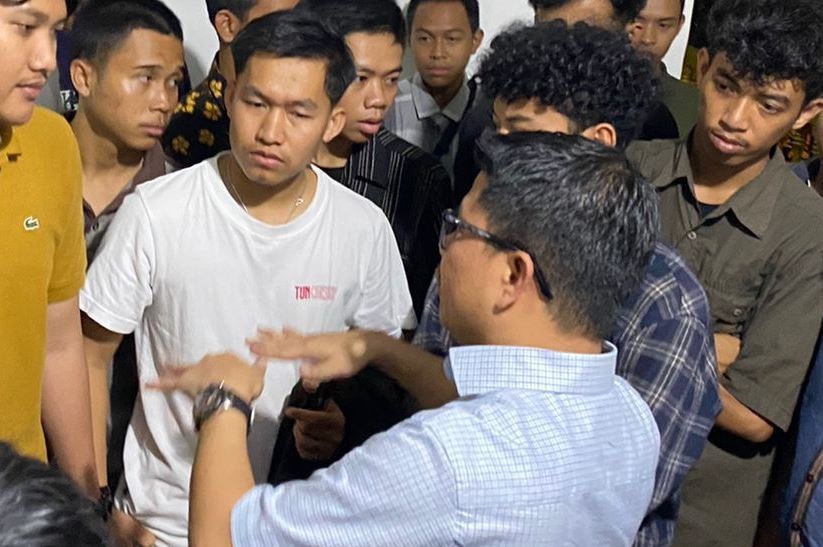 DIALOG: Bupati Sambas, Satono saat berdialog dengan para mahasiswa di Asrama Mahasiswi Muare Ulakan Sambas di Pontianak.