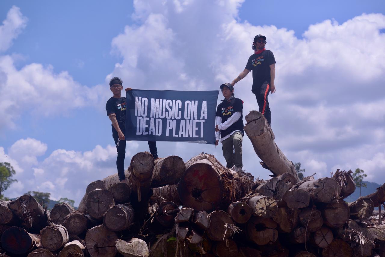 Band asal Pontianak LAS! dan DJ Bachoax yang tergabung dalam Music Declares Emergency mengkampanyekan &ldquo;No Music on a Dead Planet&rdquo;, tidak ada music di planet yang mati.