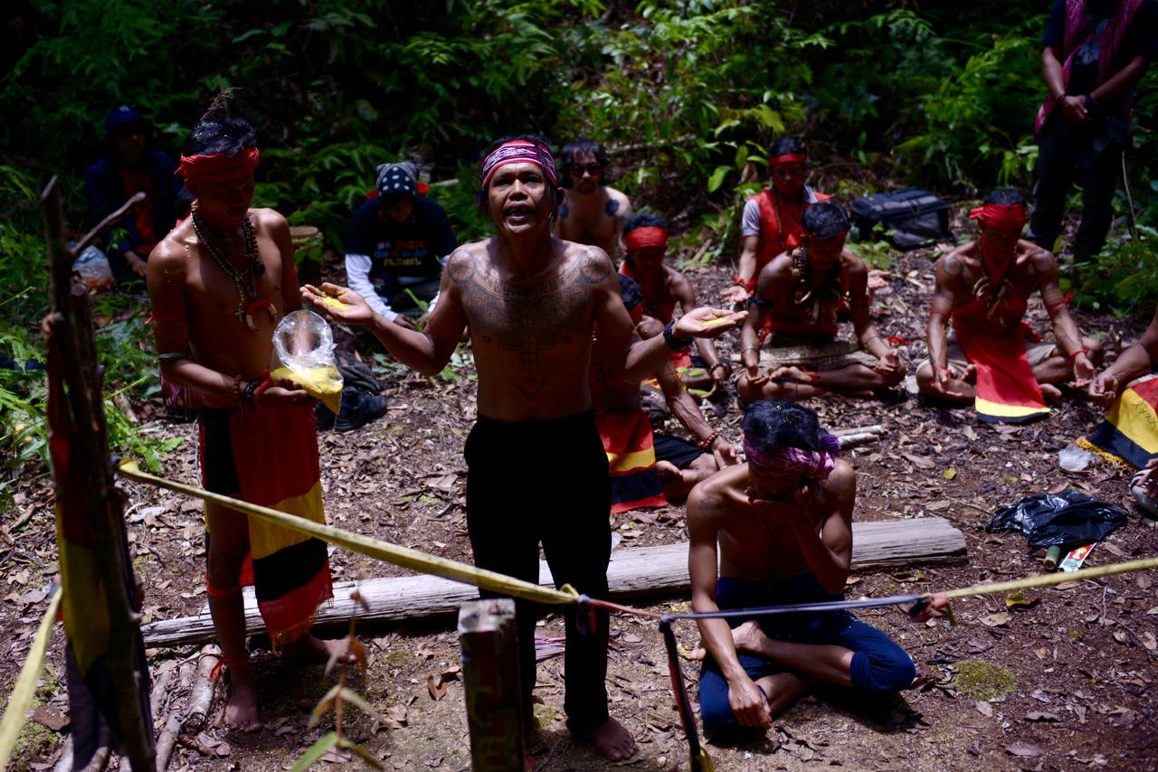 Masyarakat Adat Desa Kualan saat melakukan ritual di patok 95, yakni sebuah patok yang memisahkan dua desa antara Desa Kualan Hilir dengan Desa Meraban.