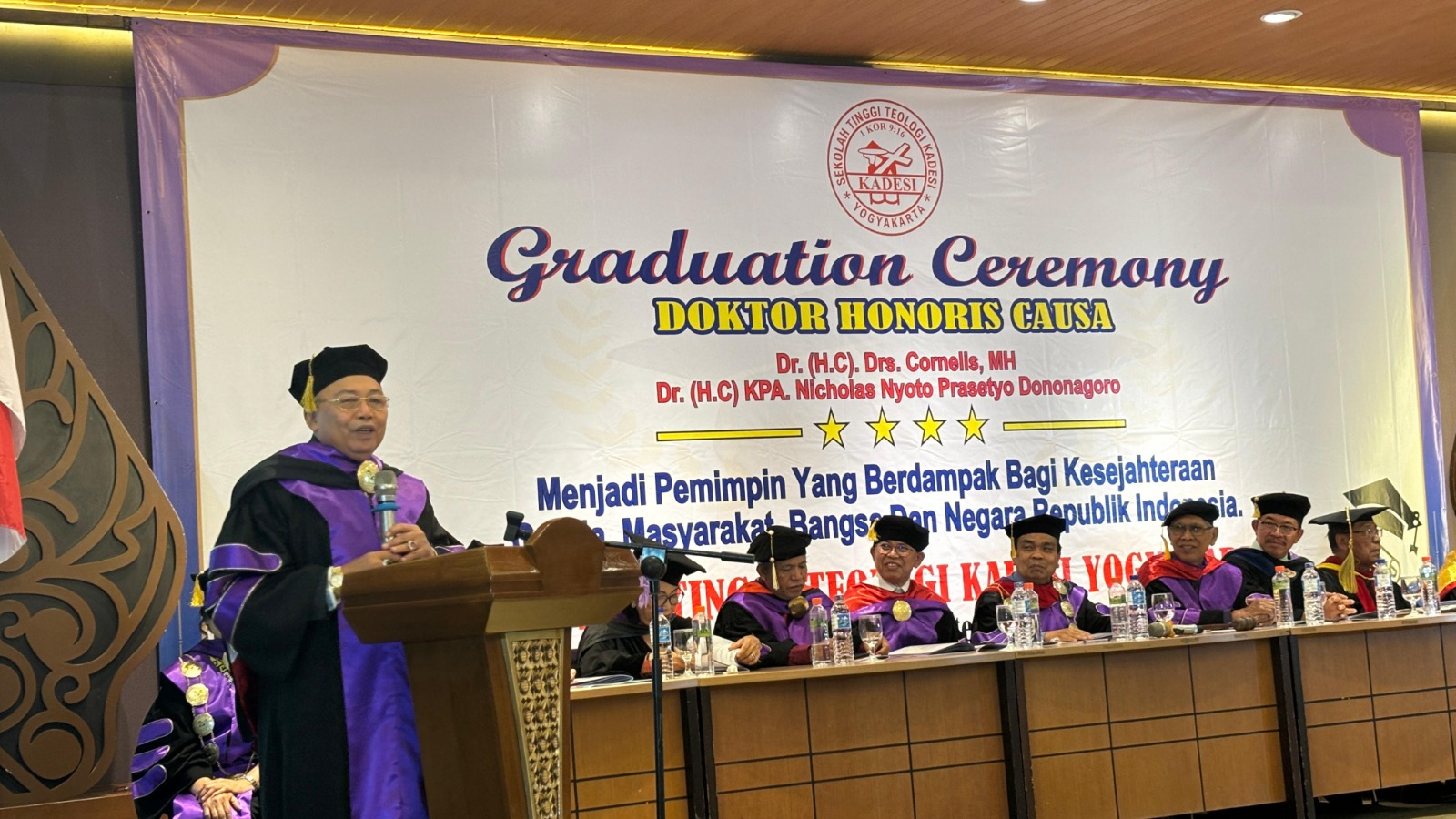 Cornelis saat berpidato dalam penganugrahan gelar Doktor Honoris Causa oleh Sekolah Tinggi Teologi (STT) Kadesi Yogyakarta.