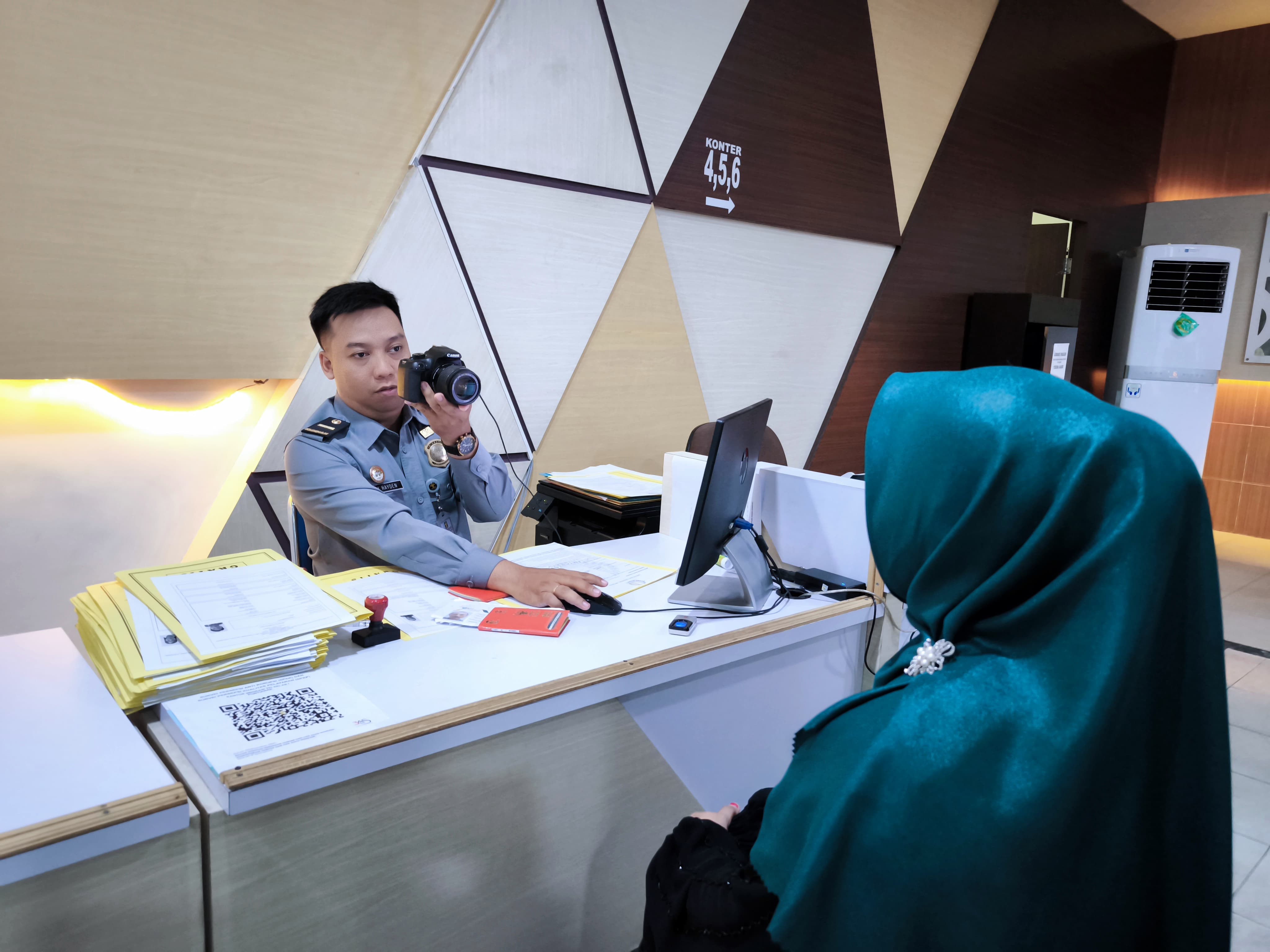Pelayanan pembuatan paspor Kantor Imigrasi Kelas I TPI Pontianak beberapa waktu lalu. (ISTIMEWA)