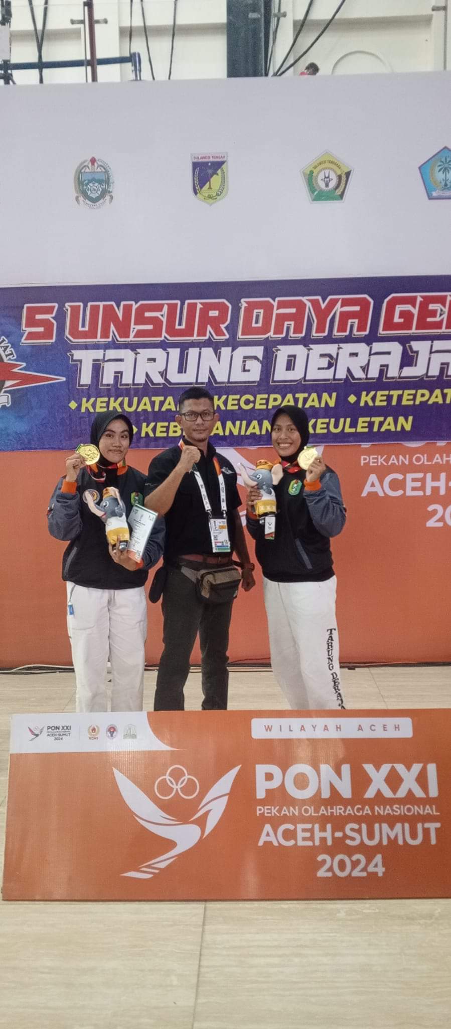 MEDALI EMAS: Iageng Rizky Ariani dan Raisha Shaffa Humaira peraih medali emas tarung derajat pada PON XXI.