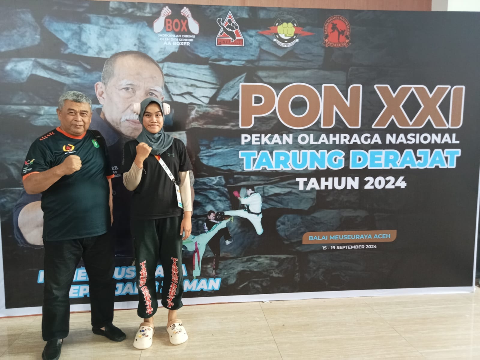 Ketua KONI Kota Pontianak, Nanang Setiabudi bersama atlet Tarung Derajat Kalbar.