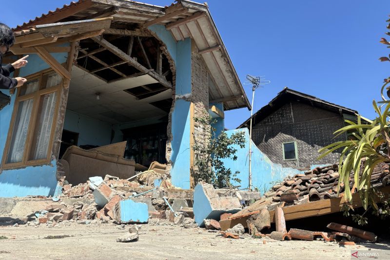 Kondisi salah satu rumah yang mengalami kerusakan cukup parah pascagempa di Kabupaten Bandung, Jawa Barat, Kamis (19/9/2024). (ANTARA/Rubby Jovan)