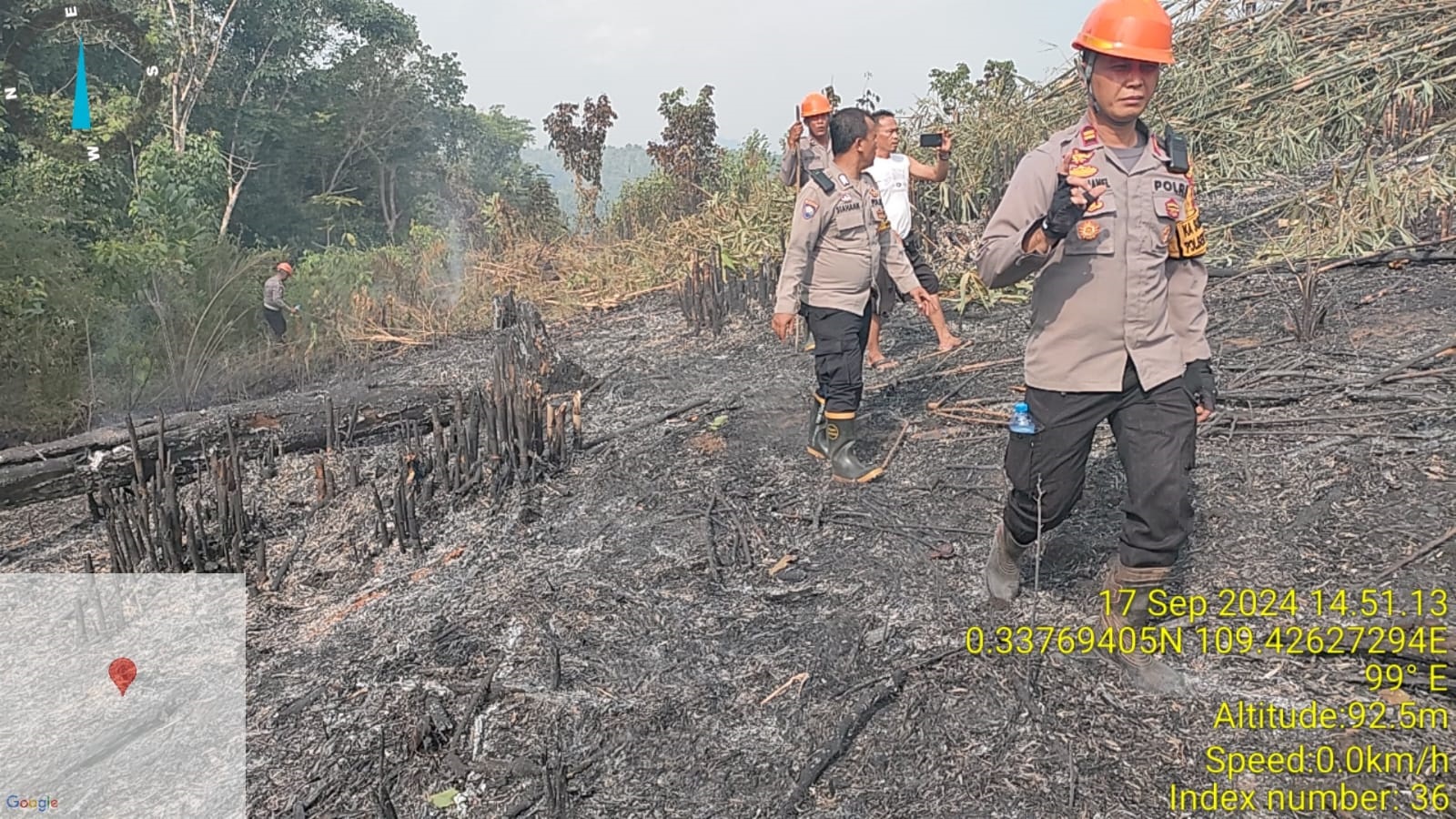 PADAMKAN API: Kapolsek Mandor Iptu Yulianus Van Chanelbersama anggota saat memadamkan api di lahan milik warga.