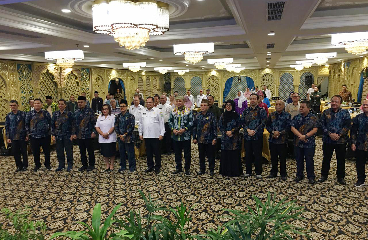 BERSAMA: Mohammad Bari foto bersama narasumber dan peserta pada kegiatan Rapat Kerja FKUB Provinsi dan Kabupaten/Kota se-Kalbar, Rabu (18/9).