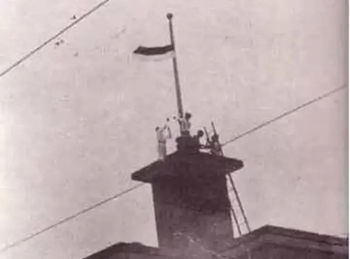 PEROBEKAN BENDERA: Para pemuda Surabaya dengan gagah berani merobek bendera Belanda yang berkibar di atas Hotel Yamato. DOK JAWAPOS