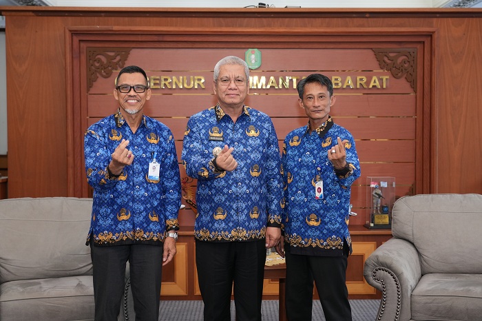 SAMBUT: Harisson menyambut kedatangan Kepala Kantor Perwakilan BKKBN Kalbar yang baru, dr Viktor Palimbong, beserta jajarannya di Ruang Kerja Gubernur Kantor Gubernur Kalbar, Selasa (17/9).