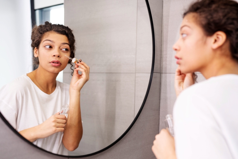 Ilustrasi wanita menggunakan skin care (FREEPIK)