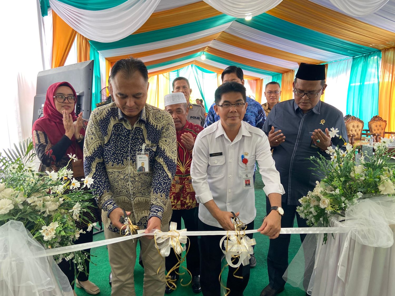 RELOKASI: Pj Sekda Abdul Malik menggunting pita dalam acara pembukaan relokasi BSI KCP Mempawah.