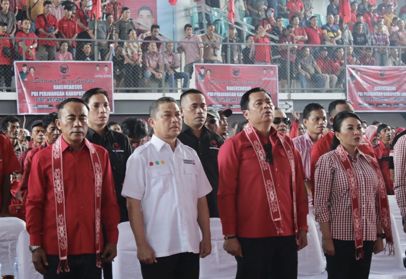 Ria Norsan dan Krisantus bersama Ketua dan Sekretaris DPD PDIP, Lasarus dan Karolin saat pelaksanaan Rakercabsus di Ngabang, Jumat (20/9).