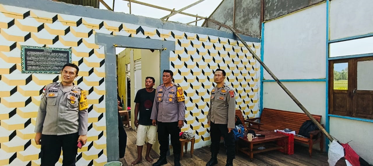 TINJAU: Tim Polsek Pemangkat meninjau lokasi yang terkena dampak angin ribut di Pemangkat pada Rabu (18/9)