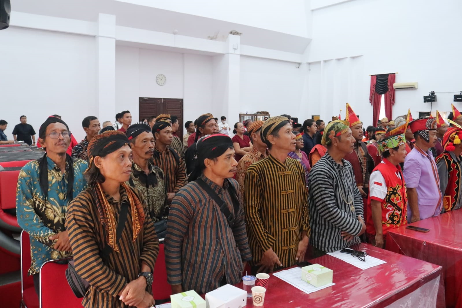 RAWAT KEBHINEKAAN: Para peserta kegiatan Forum Pembauran Kebangsaan (FPK) Kabupaten Landak dengan tema &ldquo;Merawat Kebhinekaan, Menyongsong Pilkada Serentak yang Damai Tahun 2024" di Aula Kantor Bupati.