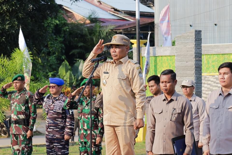 PIMPIN UPACARA: Bupati Ketapang, Martin Rantan, memimpin upacara di Tugu Juang Tumbang Titi, Rabu (18/9).