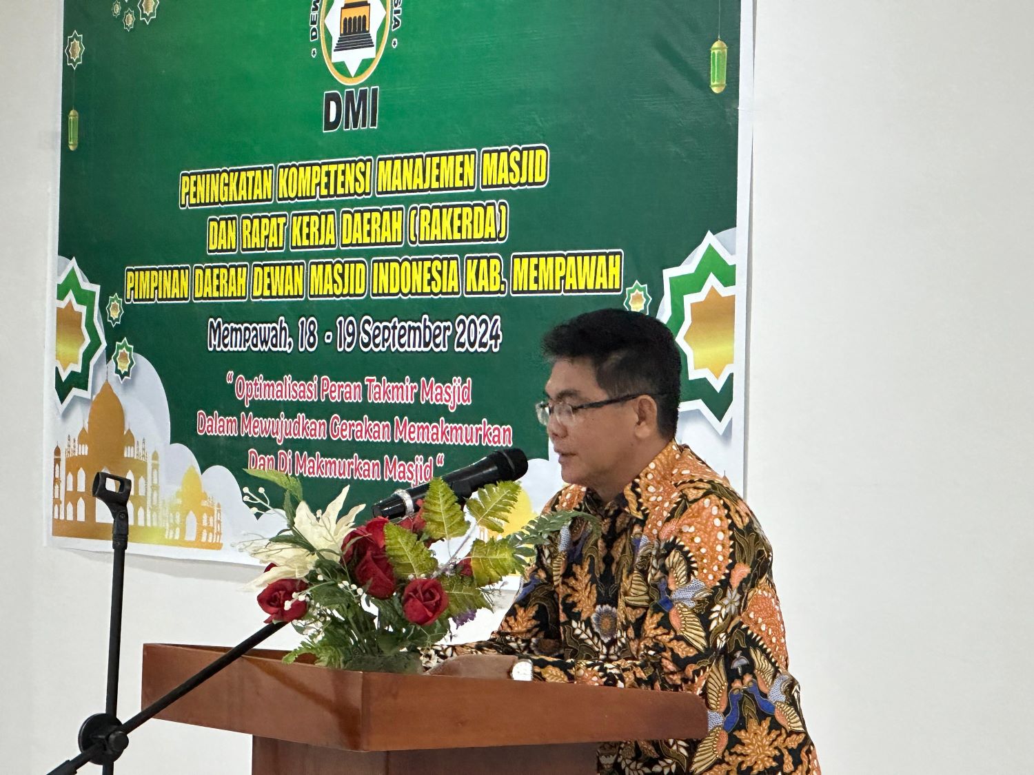 KOMPETENSI: Pj Sekda saat membuka Rakerda DMI dan kompetensi manajemen Masjid.