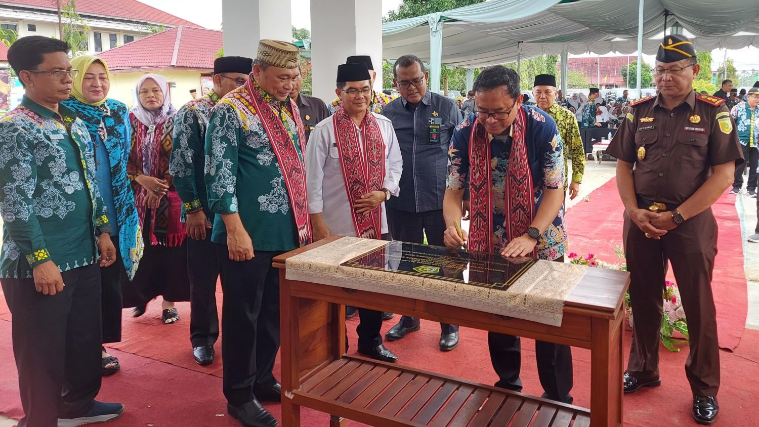 GEDUNG: peresmian gedung kantor Kemenag Mempawah ditandai dengan pemotongan pita dan penandatanganan prasasti.