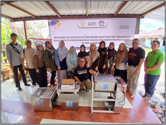 Tim PKM Fakultas Teknik Untan menyerahkan tiga buah mesin hibah kepada perwakilan kelompok usaha Pempek Najwa di Desa Limbung.