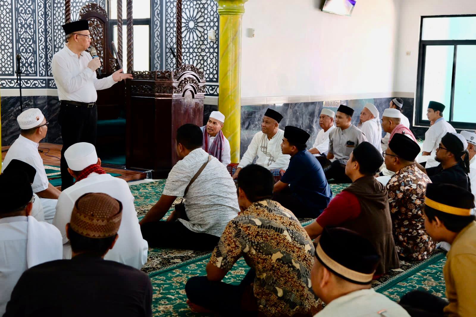 MASJID : Gubernur Kalbar periode 2018-2023 Sutarmidji berbagi ilmu tentang hukum perkawinan, dan kewarisan Islam di Masjid Miftahul Jannah, Kabupaten Melawi, Jumat (20/9).