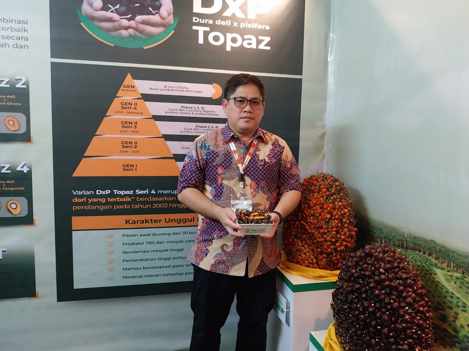 PAMERKAN : Stan Asian Agri yang memamerkan benih unggul DxP Topaz dalam acara IPOSC 2024, 19-20 September 2024 di Hotel Aston Pontianak.