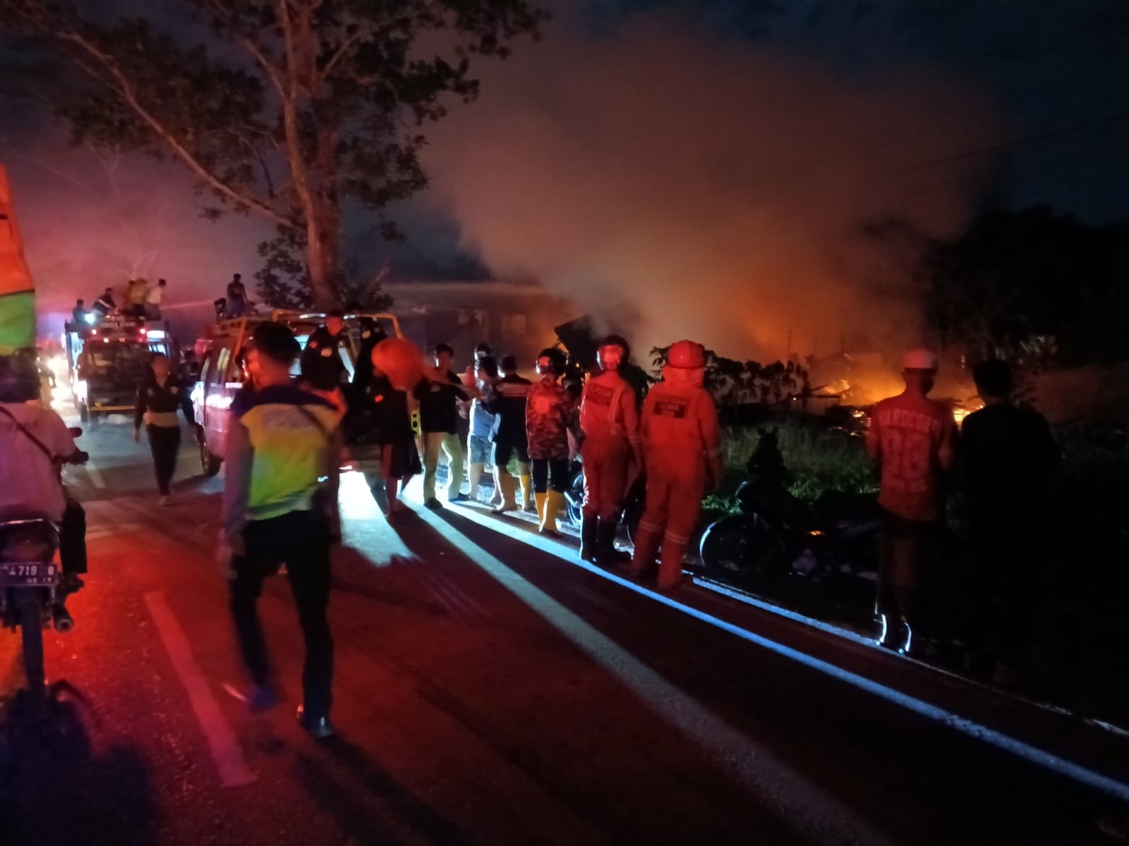KEBAKARAN: Petugas pemadam kebakaran memadamkan api yang melalap bengkel mobil di Desa Durian, Kecamatan Sungai Ambawang, Rabu malam (18/9).