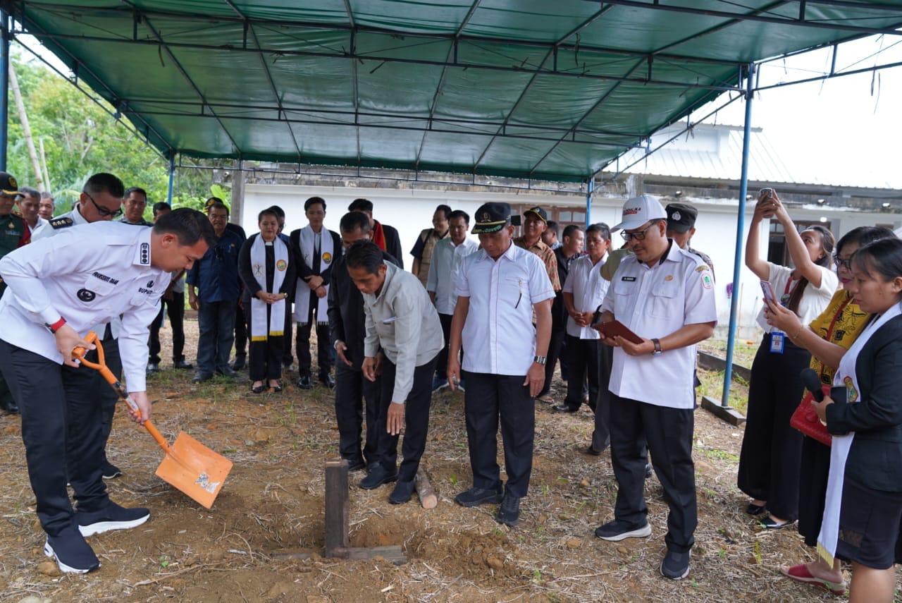 GEREJA : Peletakan batu pertama pembangunan gereja Kalimantan Evangelis di Lanjak oleh Bupati Kapuas Hulu Fransiskus Diaan.