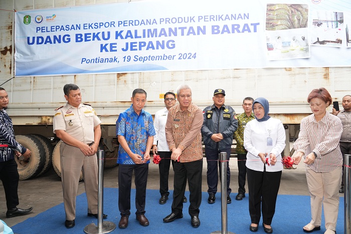 EKSPOR UDANG: Pj Gubernur Harisson memotong pita tanda pelepasan ekspor perdana produk perikanan udang beku dari Kalbar ke Jepang di PT. Pulau Mas Khatulistiwa, Kota Pontianak, Kamis (19/9).
