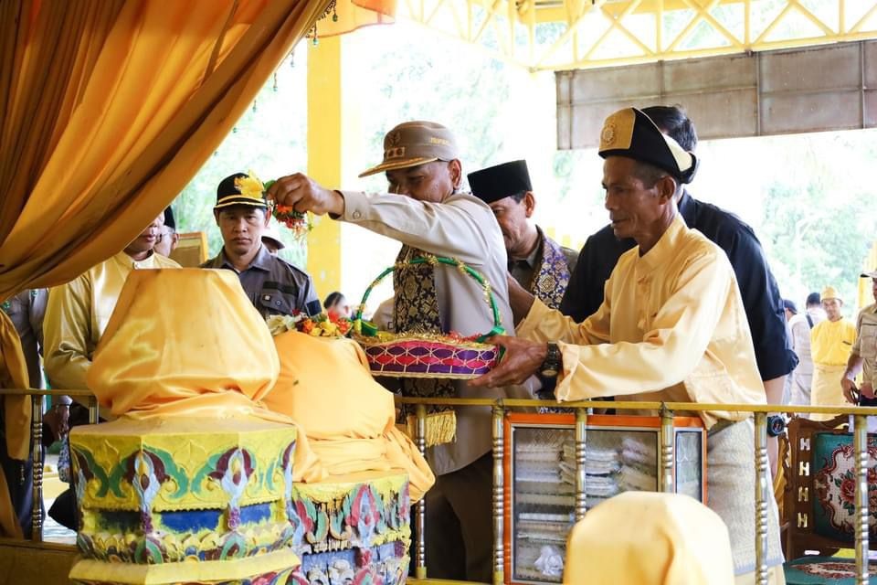 TABUR BUNGA: Bupati Ketapang, Martin Rantan, melakukan tabur bunga di makam Raja Tanjungpura, Selasa (17/9).