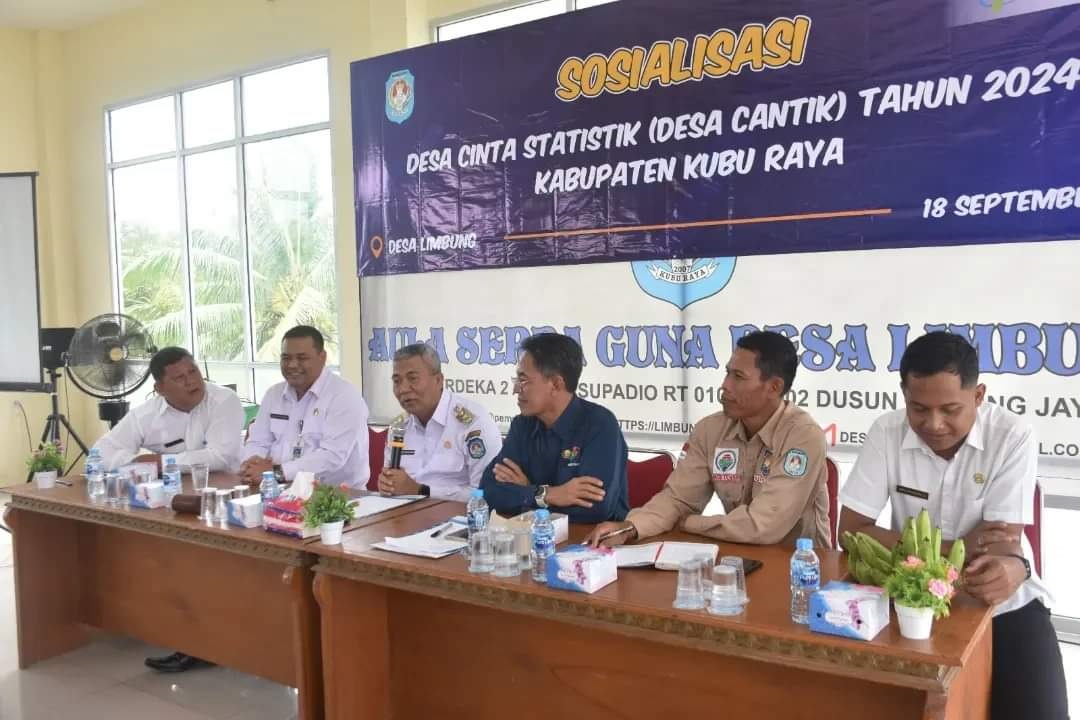 ARAHAN: Pj Bupati Kubu Raya, Syarif Kamaruzaman memberikan arahan saat&nbsp; membuka acara Sosialisasi Desa Cantik di Aula Kantor Desa Limbung, Kecamatan Sungai Raya, pada Rabu (20/9).
