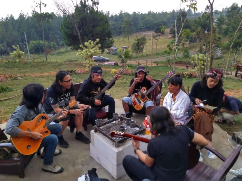 MENGGARAP LAGU: Tujuh musisi yang tergabung dalam proyek Bunyi Bumi di De Kleine, Batu, Jawa Timur, menciptakan sebuah lagu berjudul Air Bersih, Sampah Pergi. (SESIKOPIPAIT)