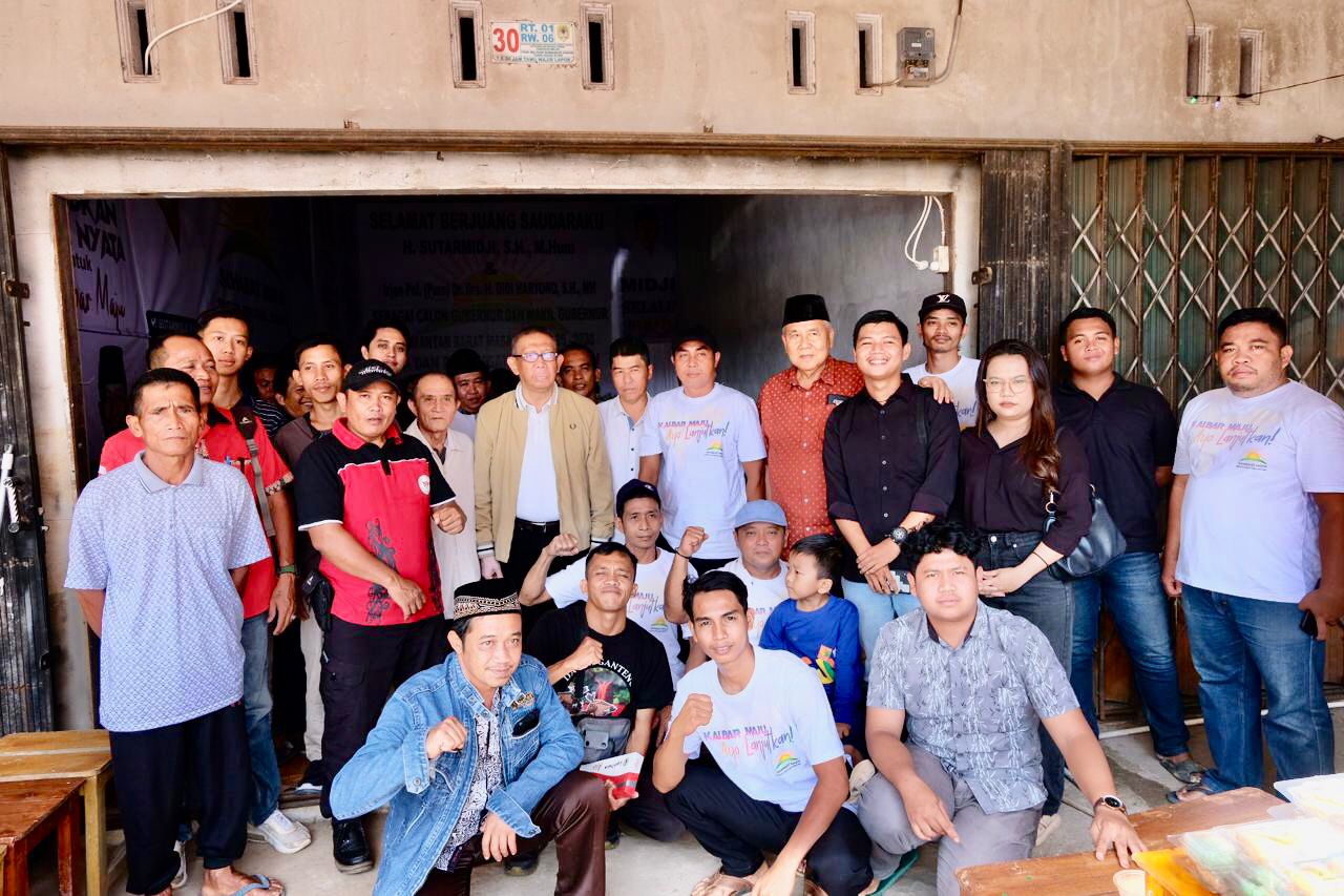 POSKO : Sutarmidji foto bersama usai mengunjungi posko pemenangan Sahabat Midji di Kabupaten Melawi, Jumat (20/9).