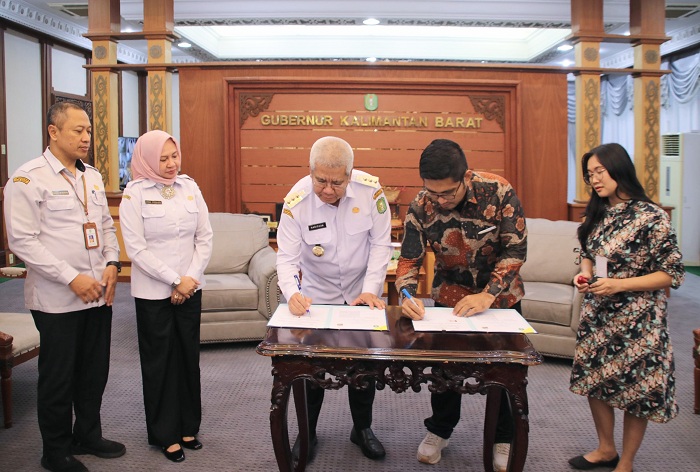 MOU: Harisson bersama Ketua Yayasan Satria Budi Dharma Setia Vincentius Simeon Weo Budhyanto melakukan penandatanganan MoU.