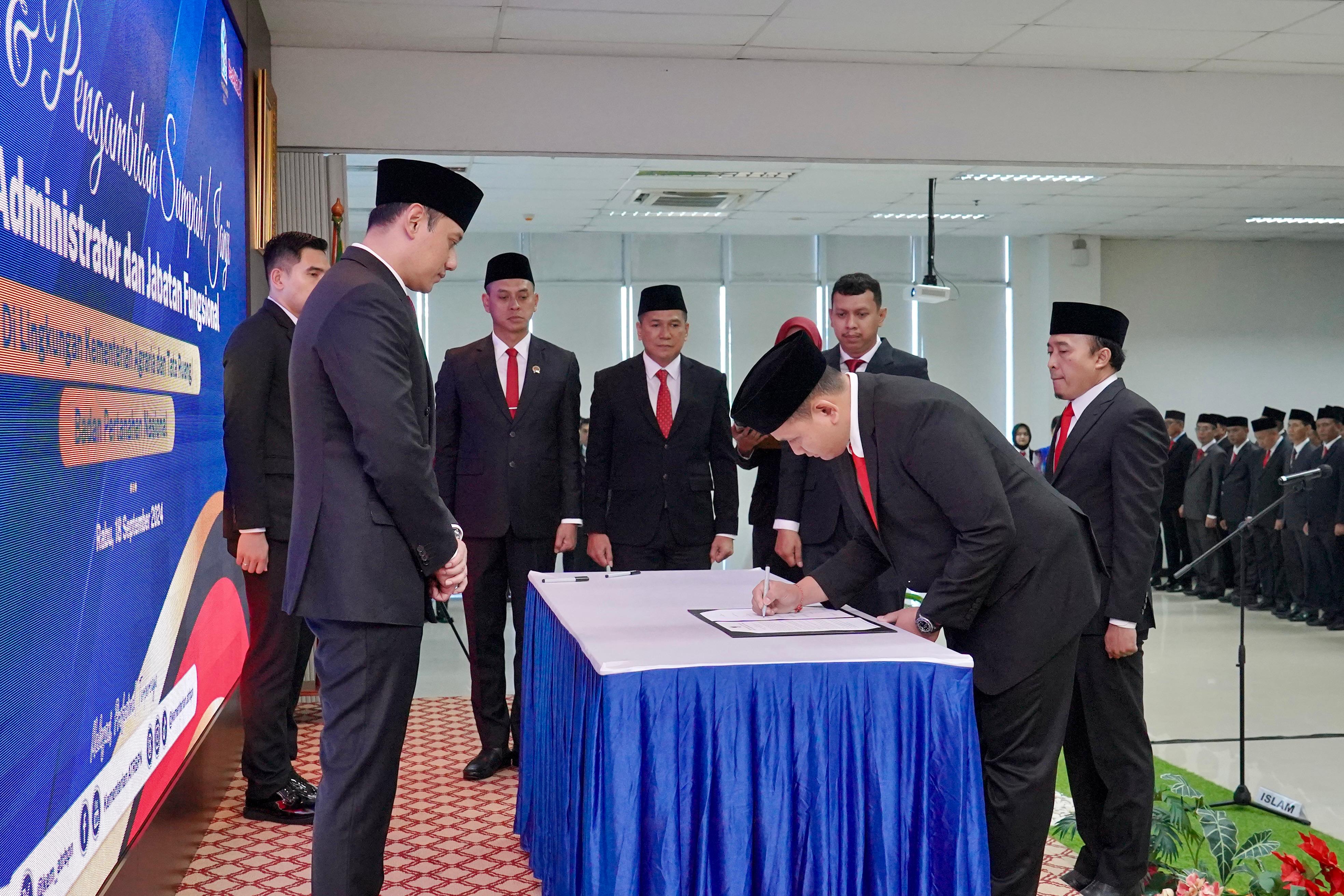 Agus Harimurti Yudhoyono (AHY) melantik 327 pegawai yang terdiri dari 310 Pejabat Administrator dan 17 Pejabat Fungsional.