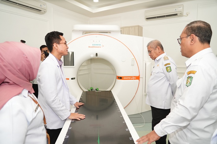 TINJAU: Penjabat Gubernur Kalimantan Barat Harisson saat meninjau fasilitas kesehatan di RSUD Soedarso.